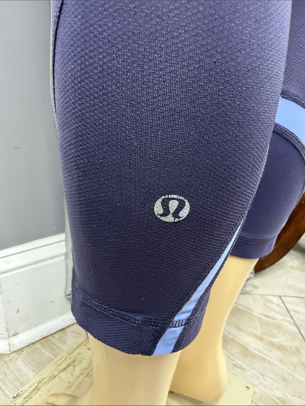 Lululemon Women’s Sz 8 Purple Capri Leggings / Light Blue Accents Missing Tag - Picture 3 of 8